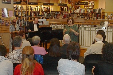 Borders Books - Pasadena, CA Sunday afternoon concert featuring Carol Worthey's 'Elegy' (photo by Ray Korns)